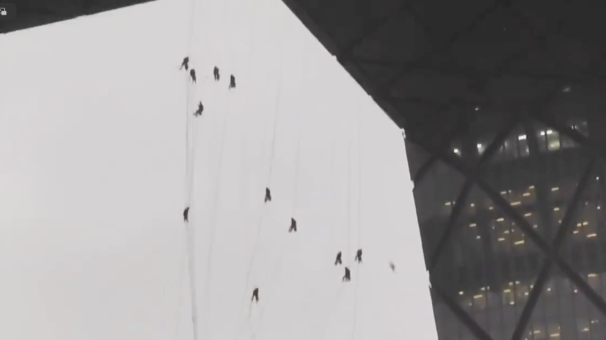 暴風雨突襲 央視大樓高空作業工人「盪鞦韆」 網民捏汗（視頻）