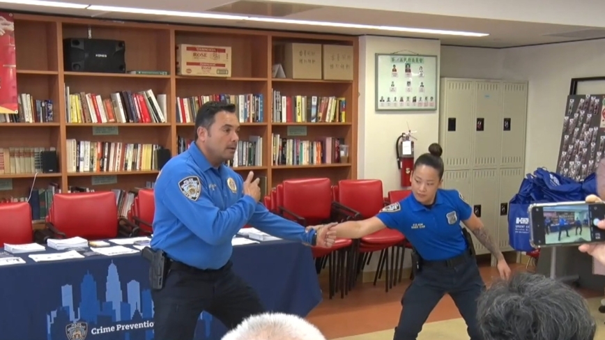 紐約市警民互動 法拉盛介紹防詐騙、防身術技巧