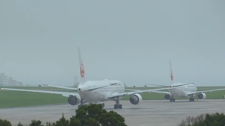 天候不佳轉降沖繩美軍基地 日3航機乘客困逾11小時