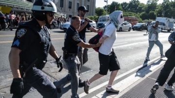 示威者占博物館 紐約市警拘留近30親巴勒斯坦人