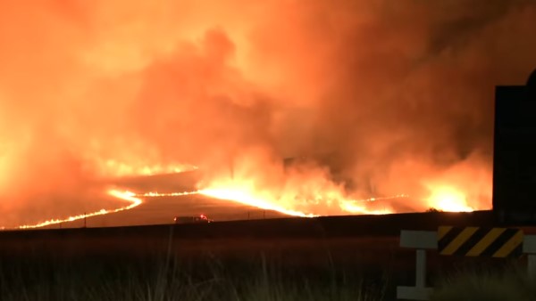 加州內陸城市6月罕見爆發大火 州際公路關閉居民疏散