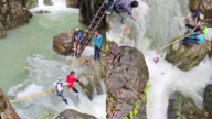 浙江2遊客橫渡溪流被沖走 驚險視頻曝光