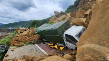 落石比车还大 基隆山崩波及9车 人员全脱困2送医