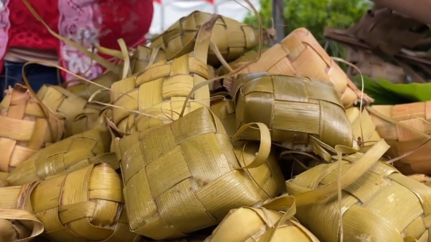 屏东好客米食节 百人包粽体验当地文化