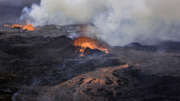 刺激！噴發火山旁泡溫泉 遊客享難忘冰島假期
