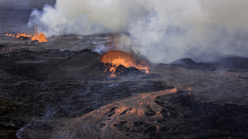 刺激！喷发火山旁泡温泉 游客享难忘冰岛假期