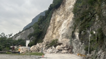 花莲也传山崩 巨石掉落“双向道路阻断”