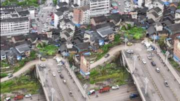 貴州一大橋建成7年不通車 淪為停車場