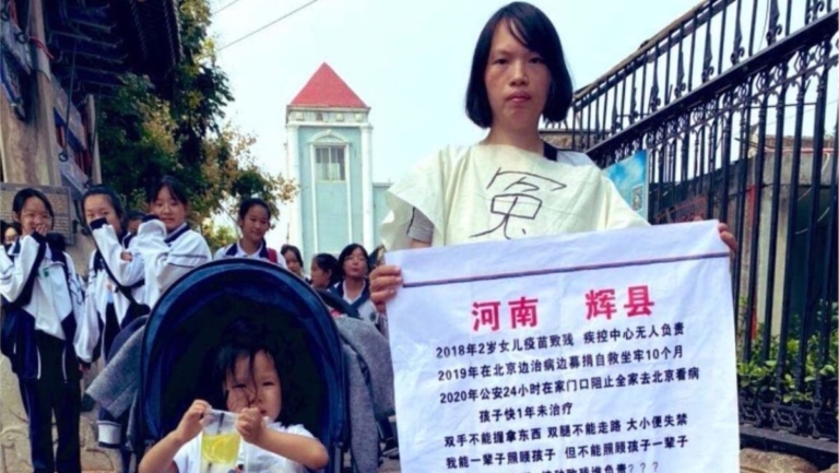 【禁聞】10月26日維權動態 何方美丈夫刑滿獲釋 三個孩子被送回