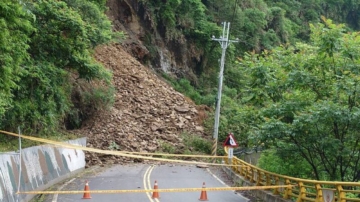 南投降雨道路崩塌 奥万大休园3天 八通关越道东埔段坍方