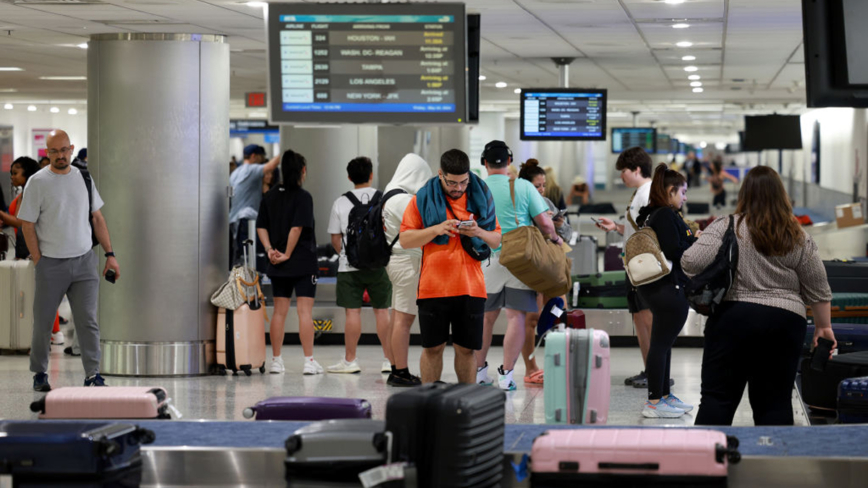 机场工作人员提醒：不要在行李箱上系丝带