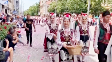 上萬遊客湧玫瑰谷 慶保加利亞玫瑰節121周年