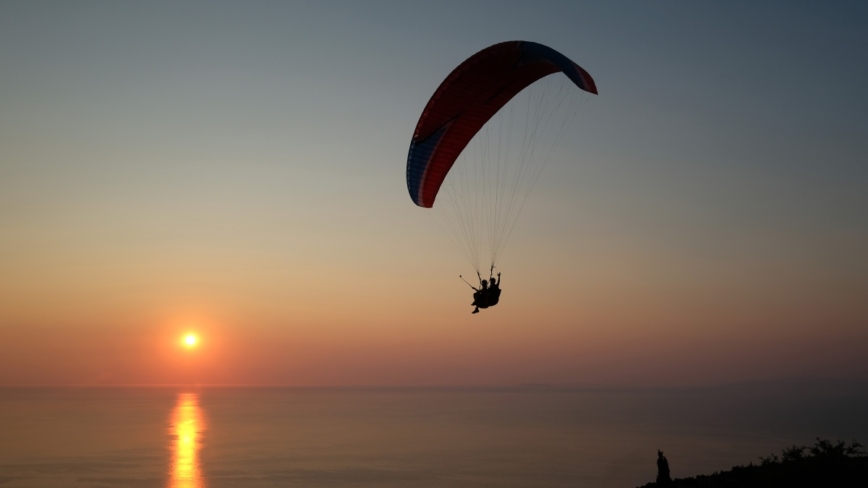 中国女游客乘坐滑翔伞 在希腊坠海身亡