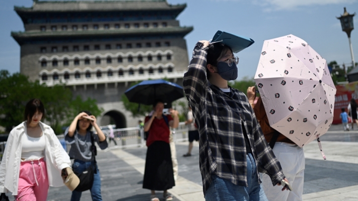 中國北方多地高溫超40度 南方強降雨洪水預警