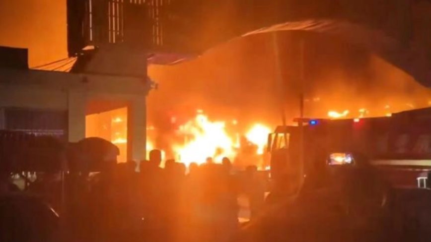 河南汽車城起火 多家4S店車輛燒毀 損失慘重（視頻）