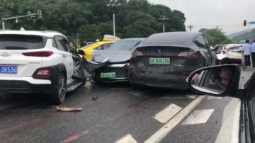 廣州大貨車衝入等紅燈的車流 連撞十餘車（視頻）