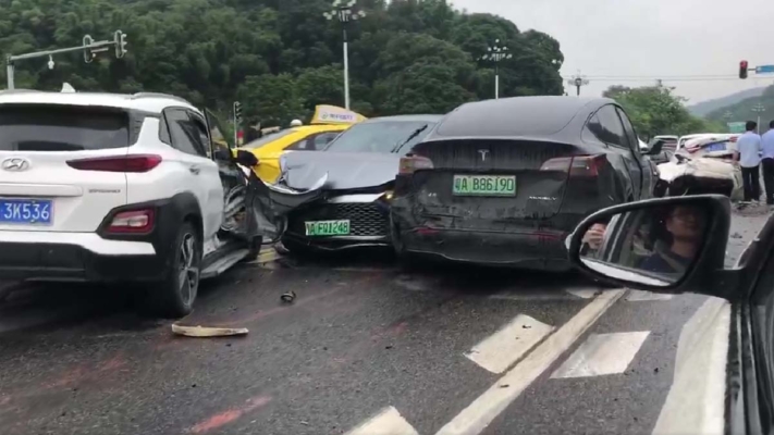 廣州大貨車衝入等紅燈的車流 連撞十餘車（視頻）