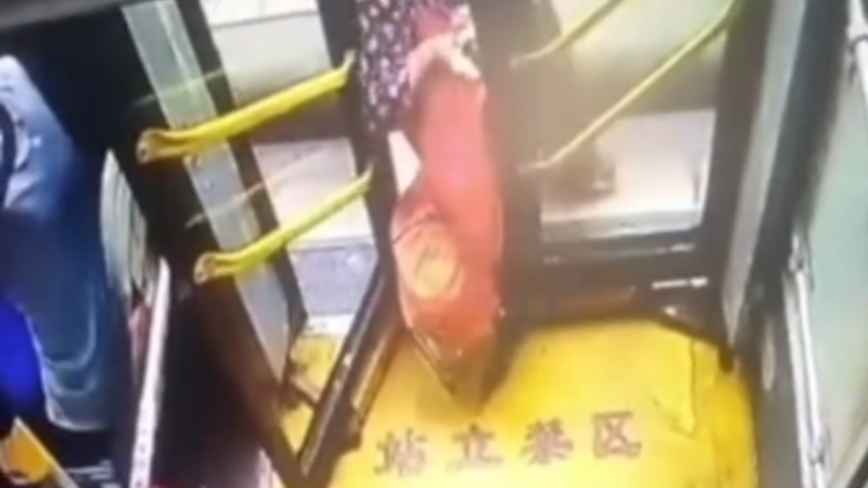 悲剧！广西83岁老人遭公车夹带拖行碾压身亡