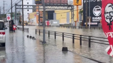 马路“全是急流” 冲绳大雨机场地勤作业中断