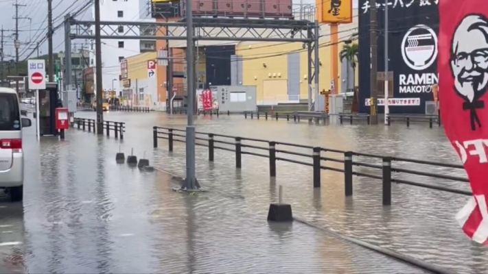 馬路「全是急流」 沖繩大雨機場地勤作業中斷