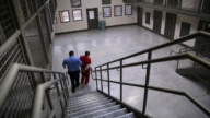 加州囚犯監獄自製金屬刀 衝出牢房襲警