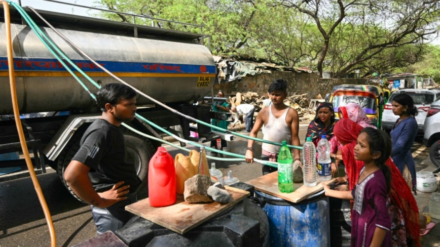 热浪侵袭 印度德里爆缺水危机 民众抢水场面火爆