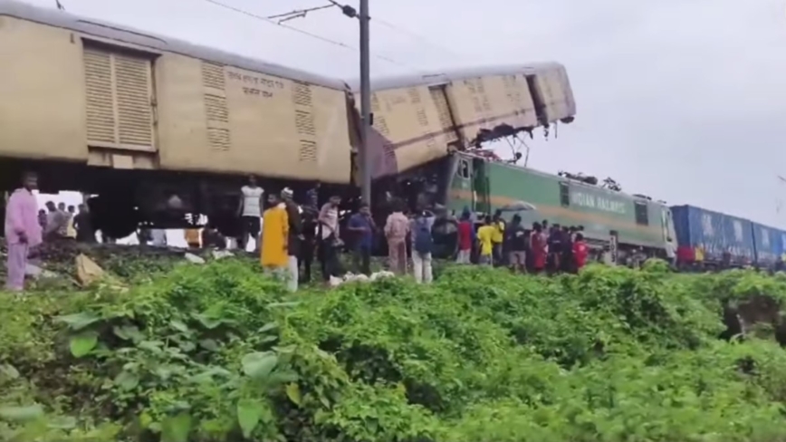 车厢被撞至悬空 印度大吉岭火车相撞已知5死近30伤