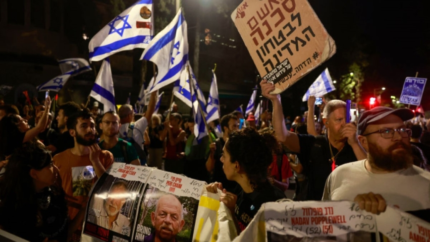 以色列人上街抗议包围总理官邸 呼吁停火带人质回家