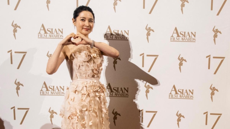 少校之女李英愛捐款 緬懷為天安艦獻身的軍人