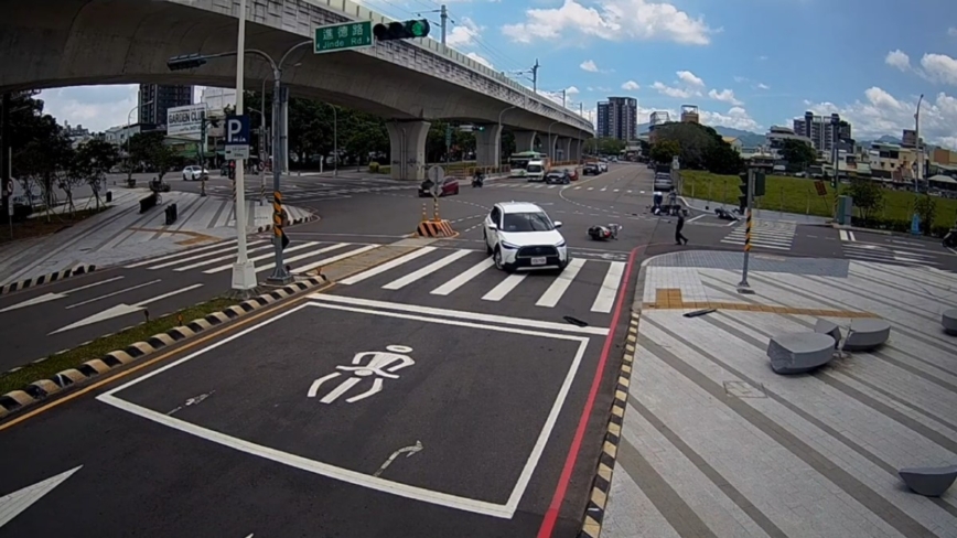 台中休旅車自撞失控轉圈圈釀3傷 驚悚畫面曝光