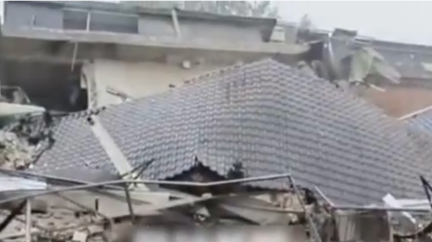 山西餐饮店爆炸 二层楼坍塌5人被埋（视频）