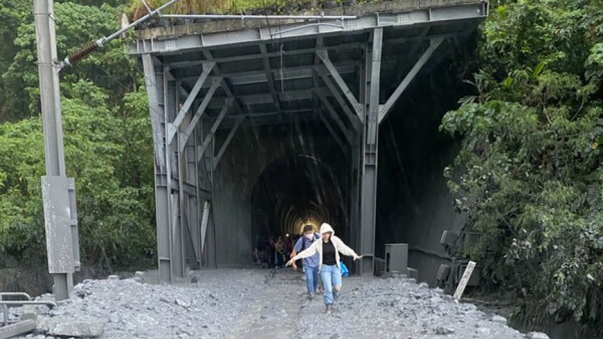 列车撞击落石 台铁新自强号停靠清水隧道内7人受伤