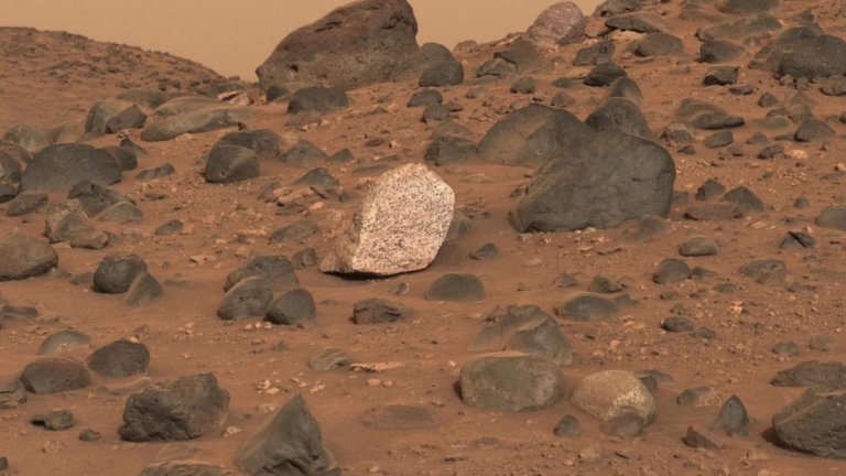 NASA毅力號在火星上發現神祕石塊