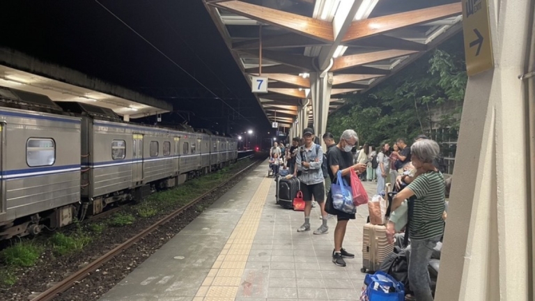 台鐵撞土石流525名旅客退費 和仁崇德西線估中午搶通