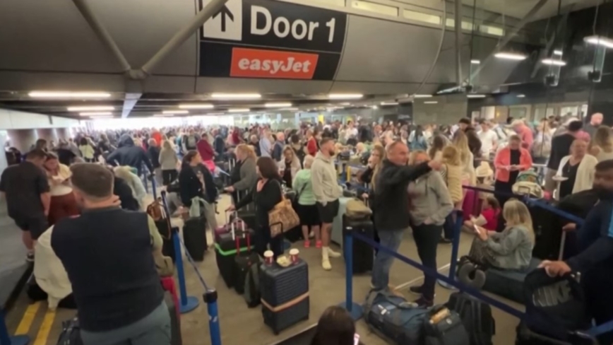 英国曼彻斯特机场大停电逾百航班取消 旅客挤爆机场