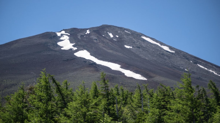 富士山火山口发现3名死者 当局吁封山期间勿登山
