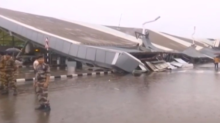 德裡機場遮雨篷不堪雨擊坍塌 數車被壓至少一死