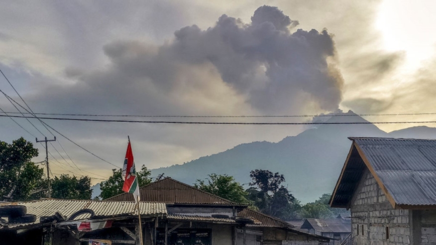 一天两度爆发 印尼佛罗雷斯岛火山喷900公尺灰云