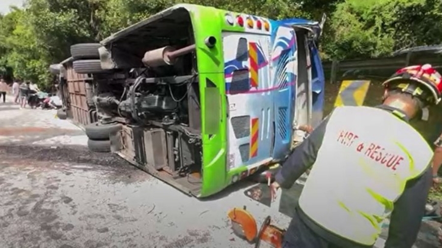 馬來西亞旅遊巴士翻車 中國遊客2死10餘傷