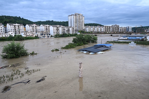 贵州暴雨 镇远古城水漫三楼 汽车没顶