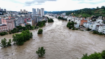 贵州暴雨 镇远古城水漫三楼 汽车没顶