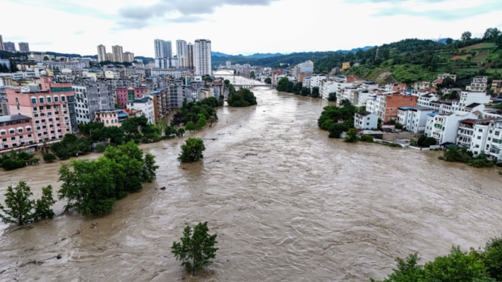 贵州暴雨 镇远古城水漫三楼 汽车没顶