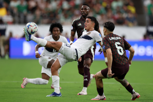 GLENDALE, ARIZONA - JUNE 30: Kendry Paez of Ecuador kicks the ball in the first half during the CONMEBOL Copa America 2024 Group D match between Mexico and Ecuador at State Farm Stadium on June 30, 2024 in Glendale, Arizona. 