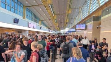 旅遊高峰期 搭機旅客應在起飛前多久抵達機場？