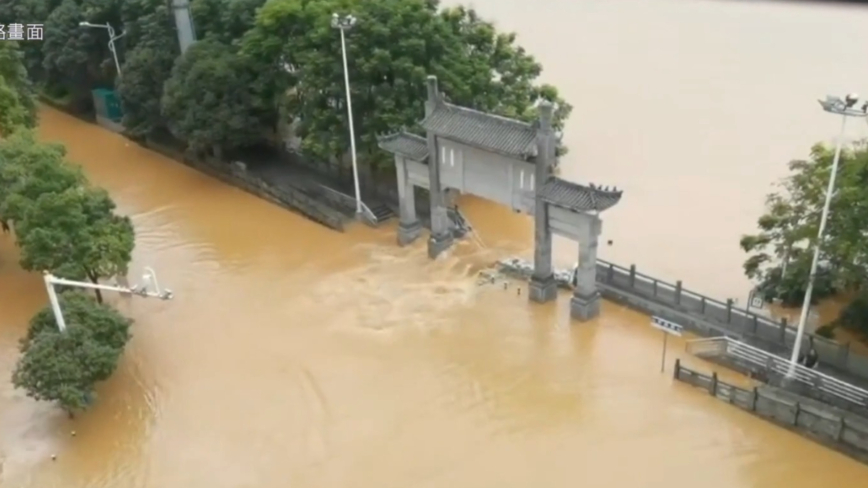 南方洪水肆虐 平江县被淹 居民连夜撤离