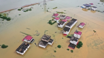 中国鄱阳湖水位升超警戒 上海发首个酷暑预警