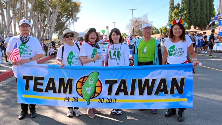 携手世界美国小姐挺台湾 南加侨胞组队游行