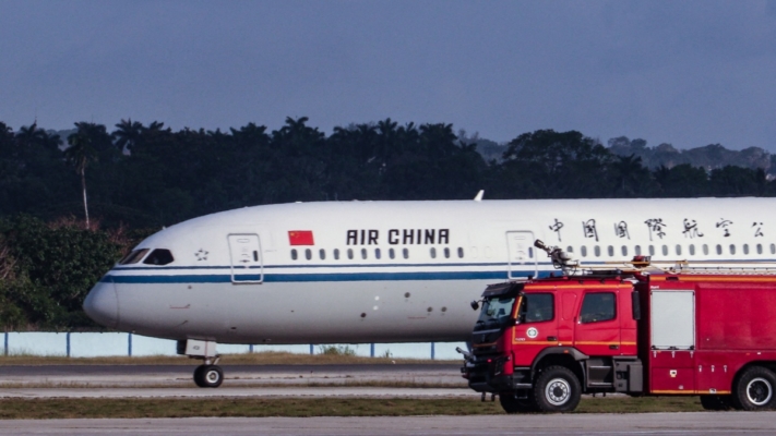 第一次坐飛機 女乘客把應急門當廁所門拉開