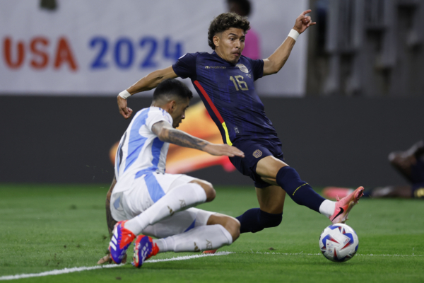 HOUSTON, TEXAS - JULY 04: Jeremy Sarmiento of Ecuador battles for possession with Cristian Romero of Argentina during the CONMEBOL Copa America 2024 quarter-final match between Argentina and Ecuador at NRG Stadium on July 04, 2024 in Houston, Texas. 