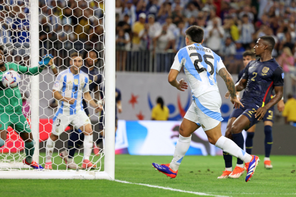 TOPSHOT - Argentina's defender #25 Lisandro Martinez celebrates scoring his team's first goal during the Conmebol 2024 Copa America tournament quarter-final football match between Argentina and Ecuador at NRG Stadium in Houston, Texas, on July 4, 2024. (Photo by CHARLY TRIBALLEAU / AFP) 